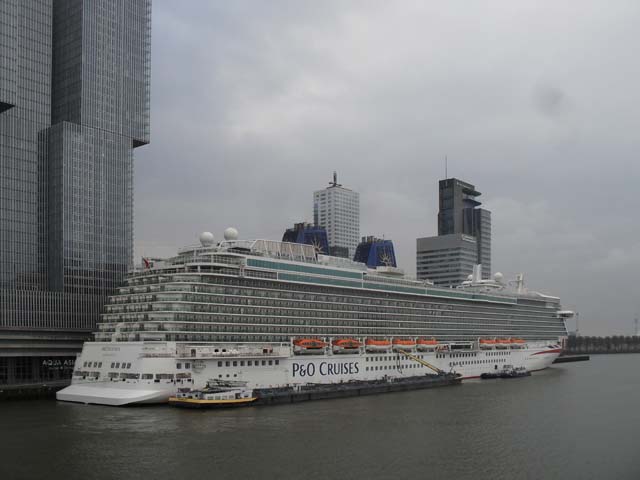 Cruiseschip ms Britannia van P&O aan de Cruise Terminal Rotterdam